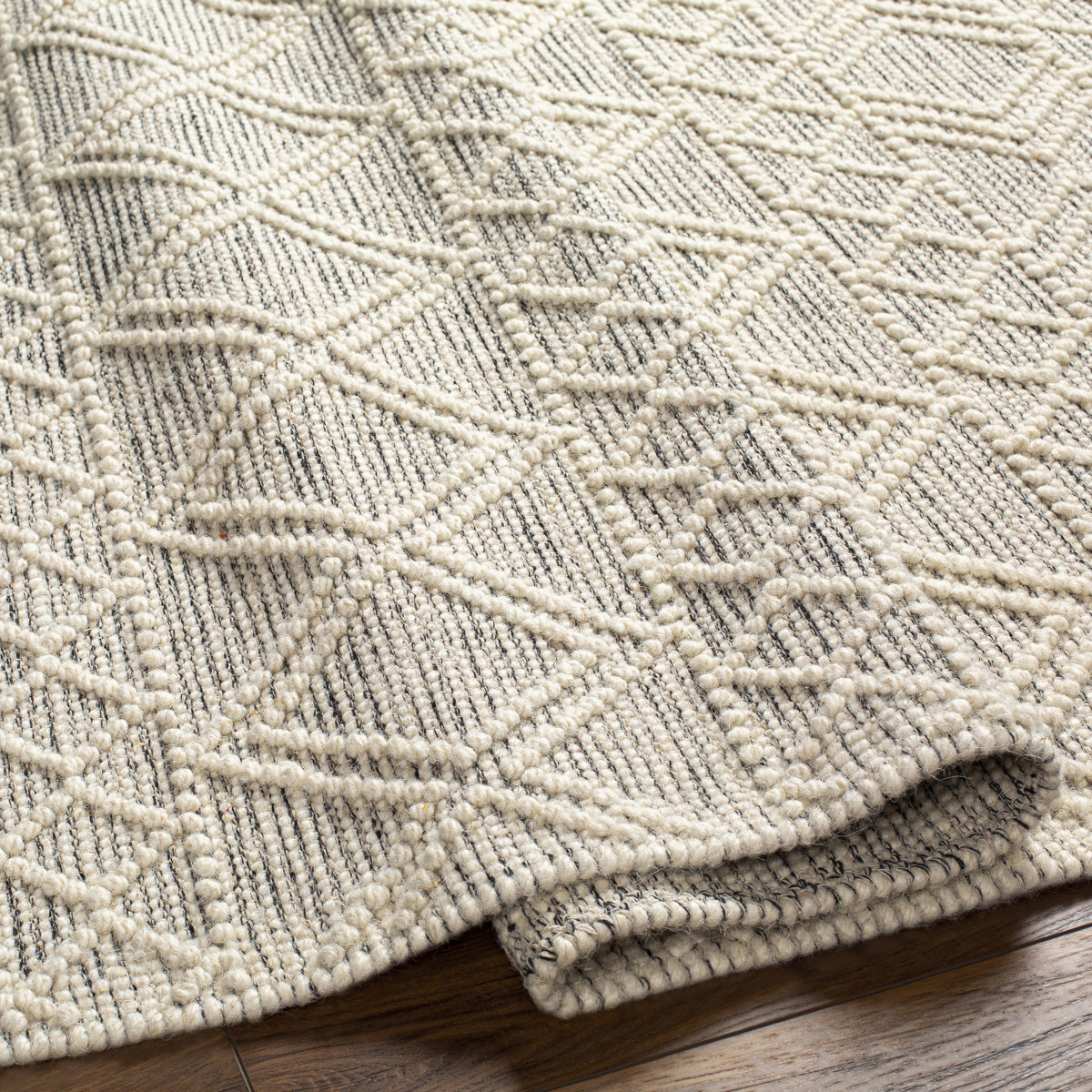 Handwoven rug with cream/grey geometric